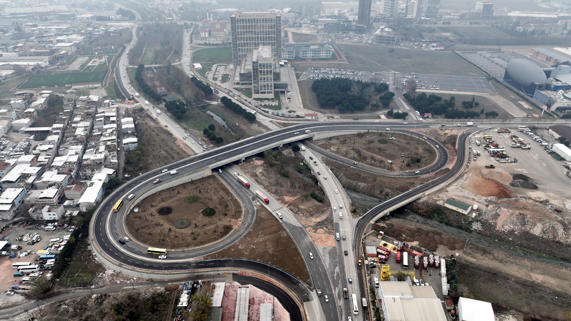 Adliye Kavşağı’nda trafik yolunda