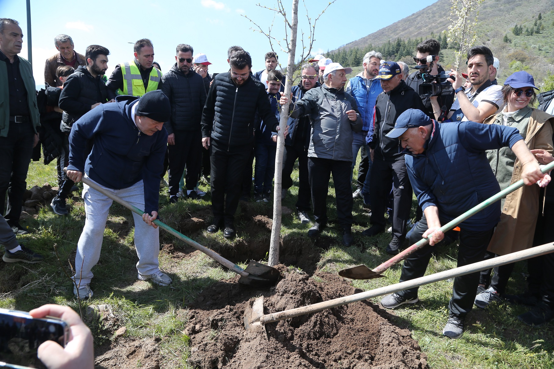 Bakan Akar ve Başkan Büyükkılıç, Kayserililerle Doğa Yürüyüşü Yaptı, Fidan Dikti