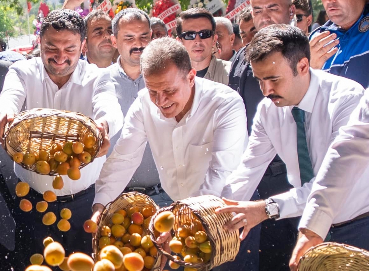 Başkan Seçer, ‘60. Mut Karacaoğlan Kayısı Kültür ve Sanat Festivali’ne Katıldı