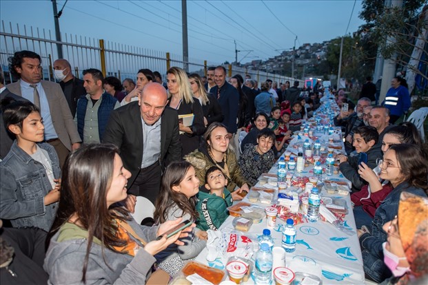 Başkan Soyer Lale Mahallesi’nin çehresini değiştiren parkın açılışını yaptı