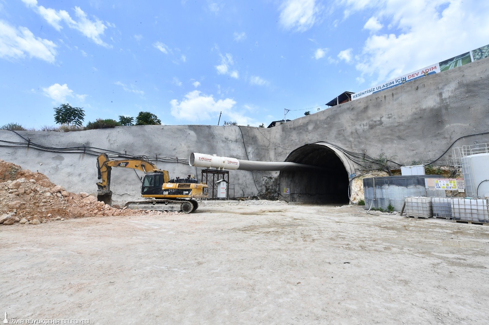 Buca Onat Tüneli yolu yarıladı