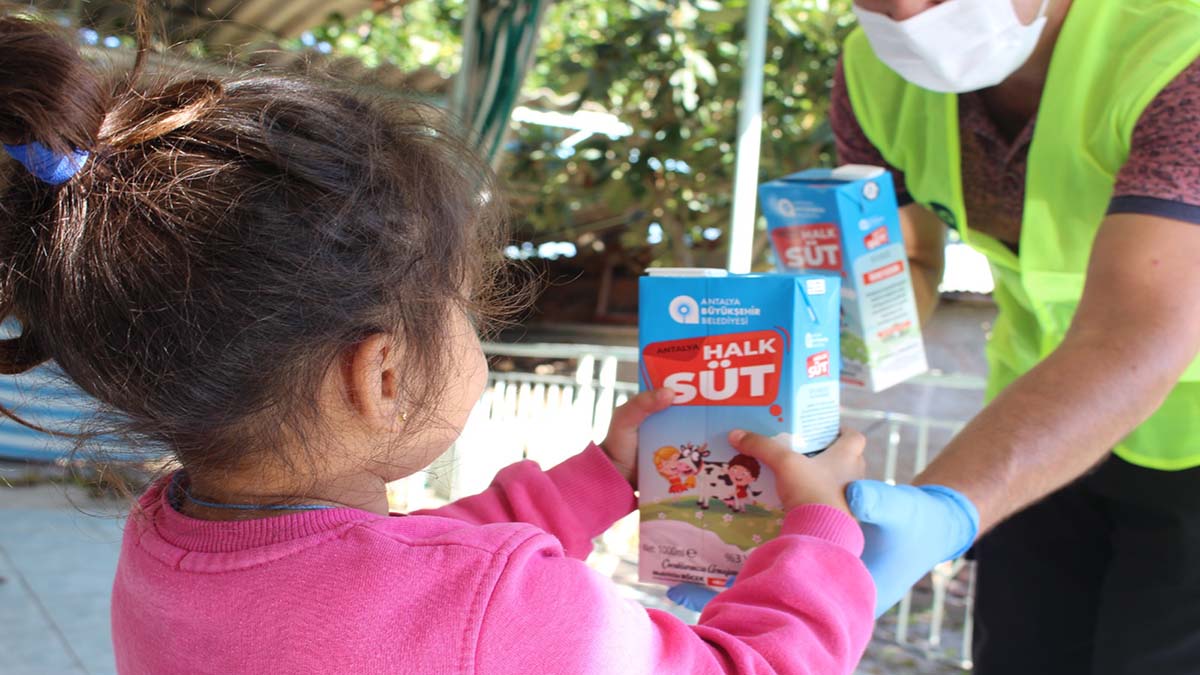 Büyükşehir çocuklara 224 bin litre Halk Süt dağıttı