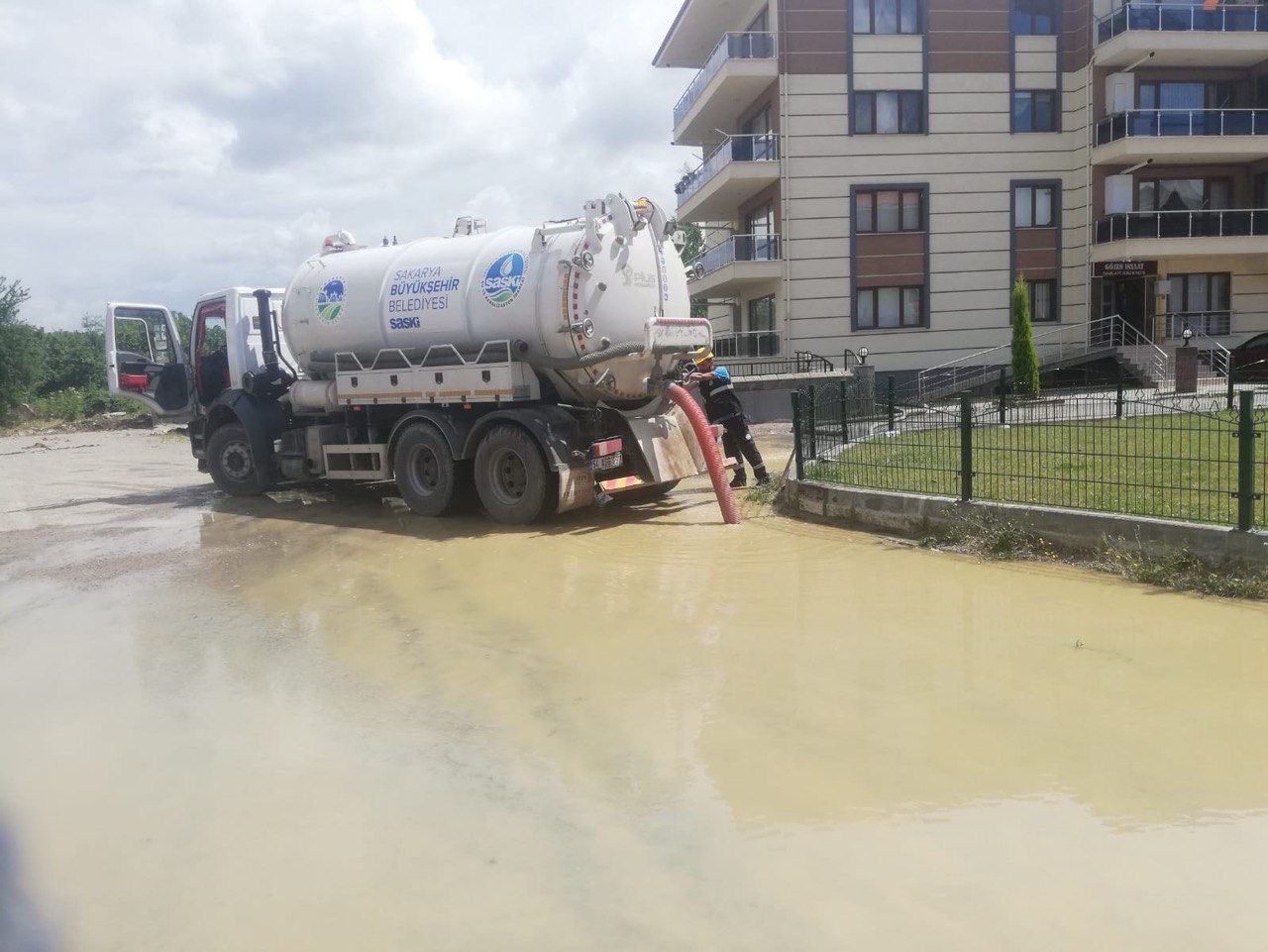 Büyükşehir ekipleri Bartın’da selin izlerini siliyor