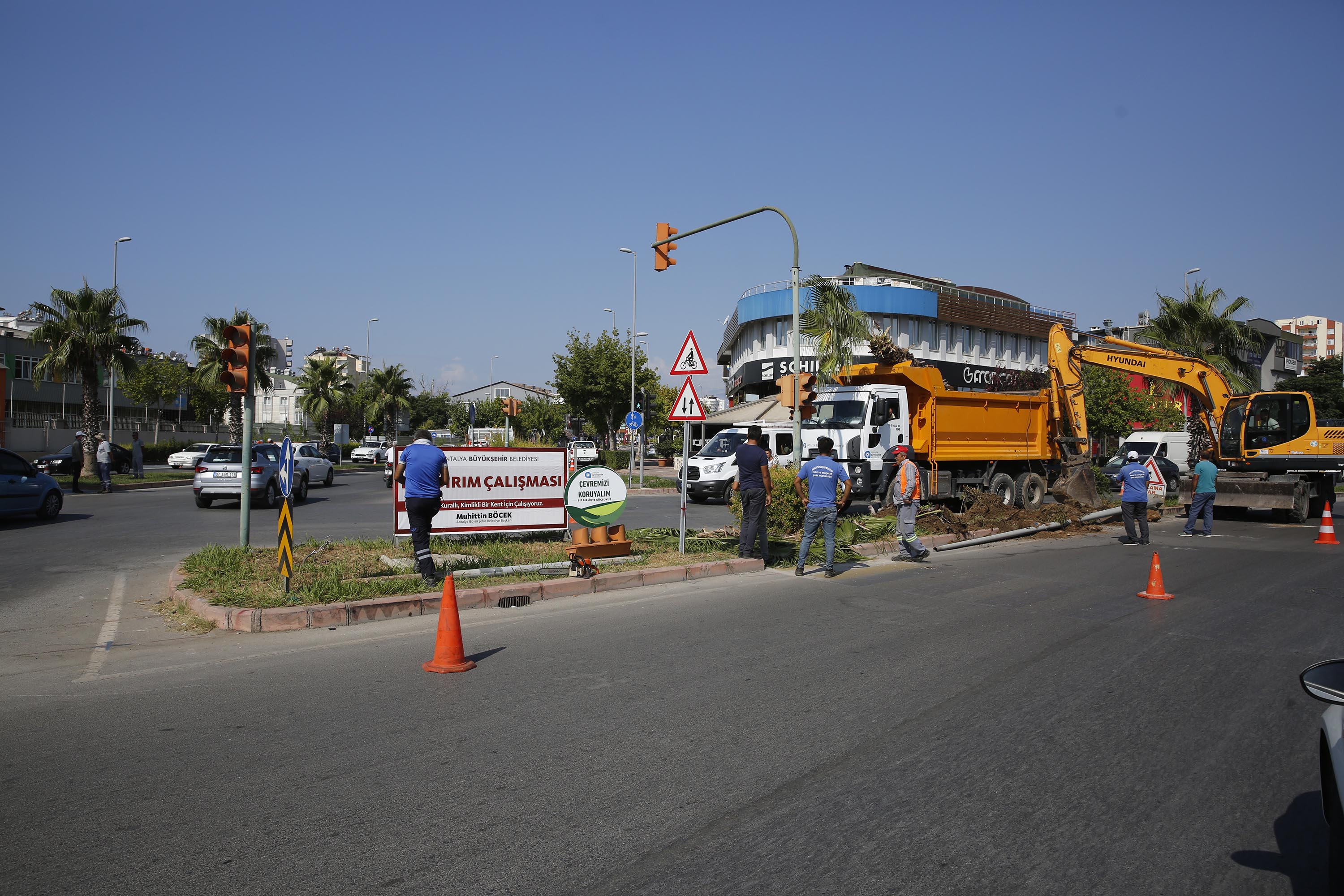 Büyükşehir Muratpaşa İlçesinde kavşak düzenlemesi yapıyor