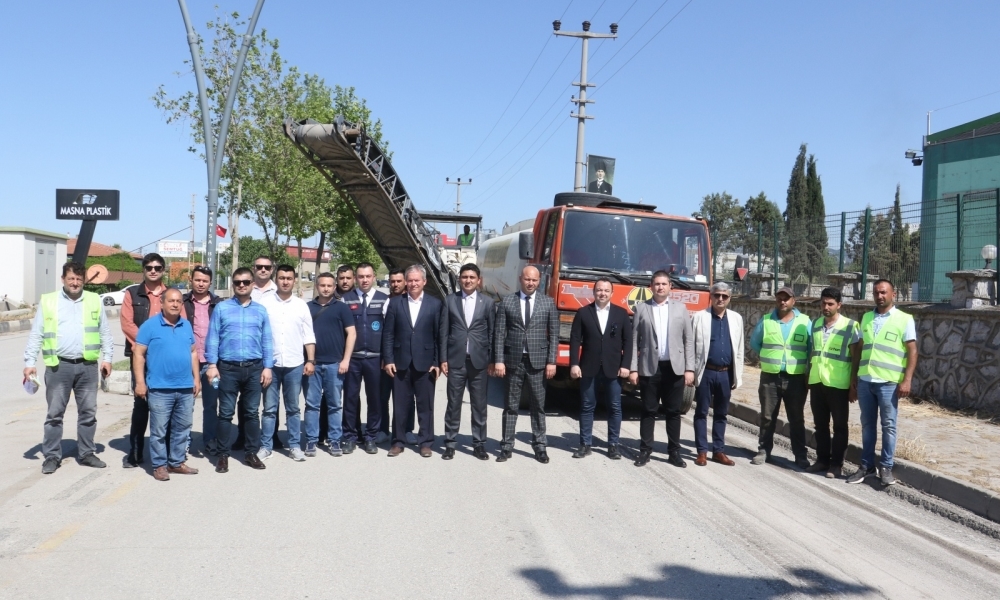 BÜYÜKŞEHİR, TURGUTLU'DA ESKİ MANİSA YOLUNU YENİLENİYOR