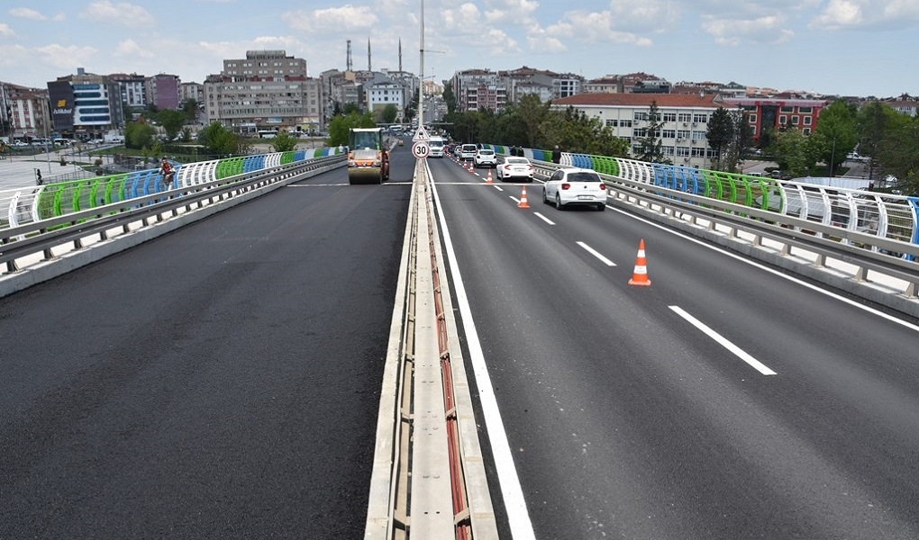 ÇERKEZKÖY İLÇESİ ATATÜRK VİYADÜĞÜNDEKİ YAYA YOLU GENİŞLETME VE ASFALT ÇALIŞMALARI TAMAMLANDI