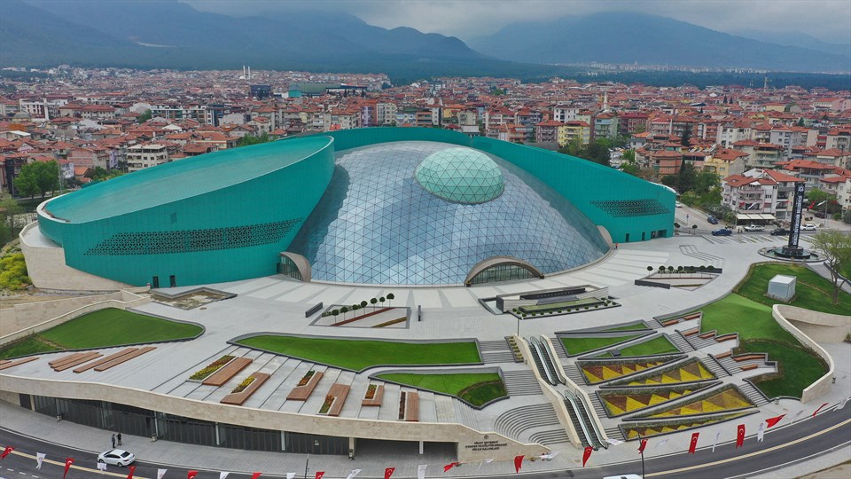 Ege'nin en büyük kongre ve kültür merkezi onbinleri ağırlıyor