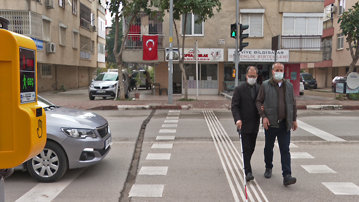 Görme engelli bireyler için trafikte sesli uyarı