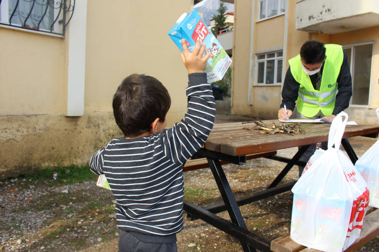 Halk Süt paketleri çocuklarla buluşuyor