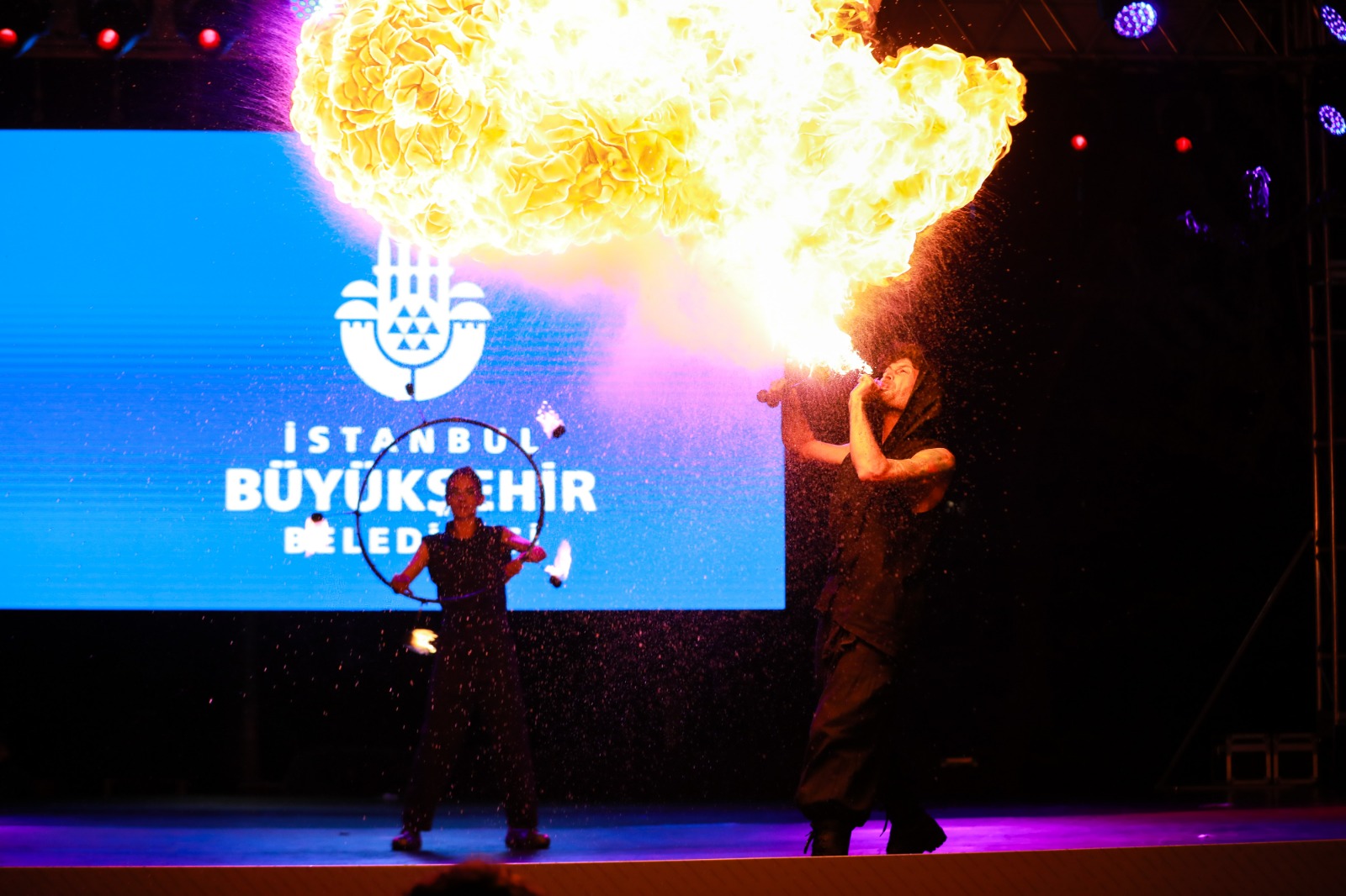 İSTANBULLULAR ATEŞ DANSIYLA NEFESLERİNİ TUTTU, FLAMENKOYLA BÜYÜLENDİ