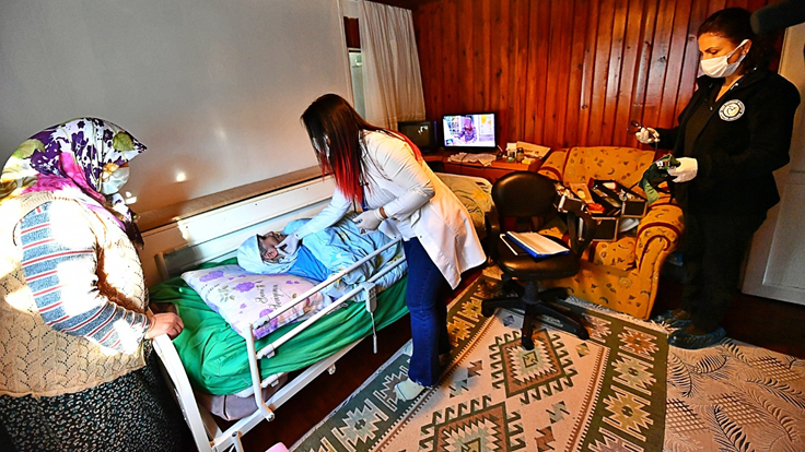 İzmir Büyükşehir Belediyesi Eşrefpaşa Hastanesi’nden sağlık atağı; Hastaya evde destek birimi 5 ilçede hizmette