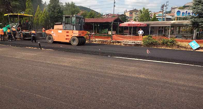 Kuruçeşme tramvay hattında genişletilen yola asfalt serildi