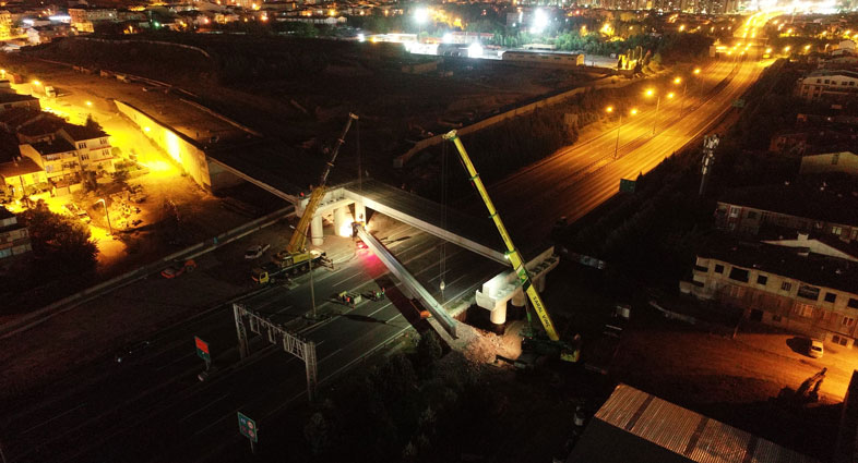 Otoyol köprüsünde kiriş montajı gece yapıldı