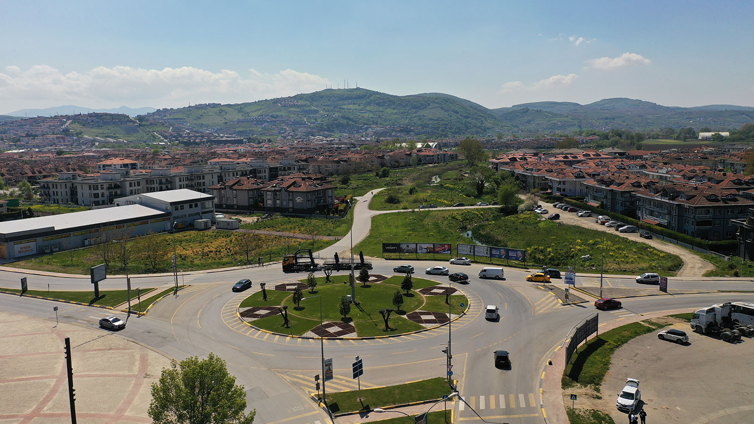 Serdivan 1. Cadde’de çalışmalar başladı: Bölünmüş yol ulaşıma alternatif olacak