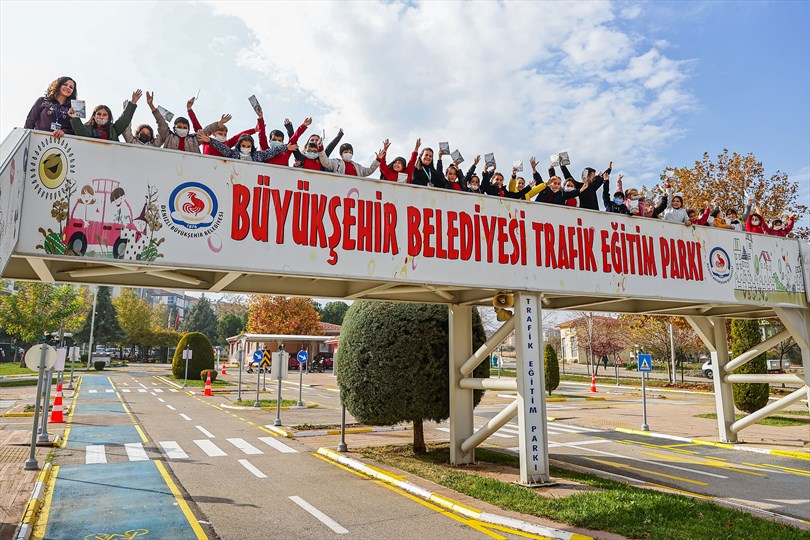 Trafik kurallarını eğlenerek öğreniyorlar