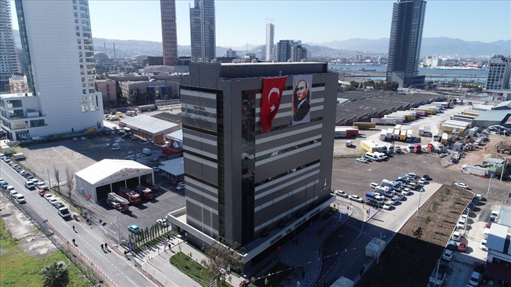 Türkiye’nin en büyük tam otomatik otoparkı İzmir’de açıldı